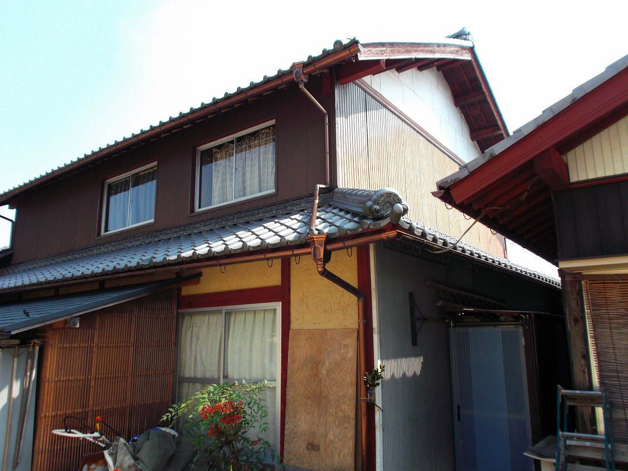 日本家屋の妻側一面と裏面を塗装			日本家屋の2階 妻側の塗装